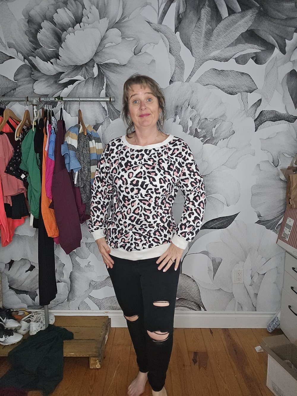 🍓Women’s White and Pink Leopard Print Pullover Sweatshirt